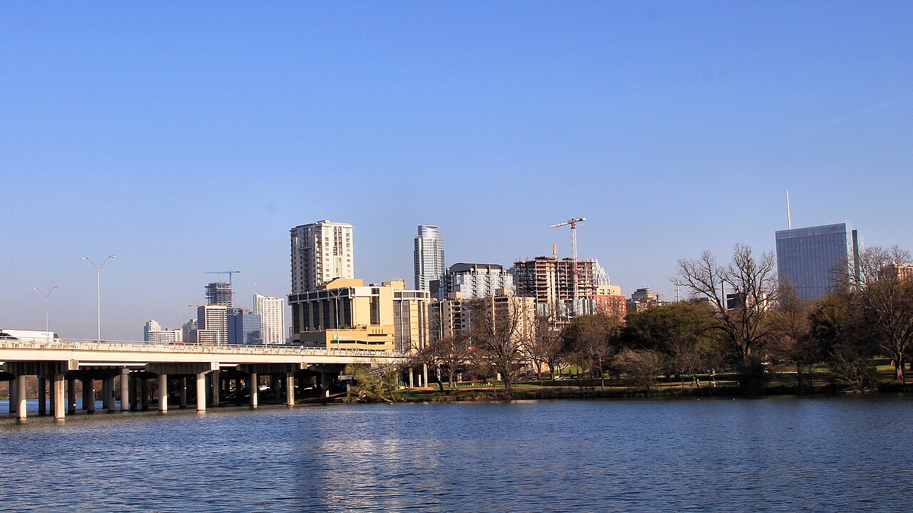 Vista del perfil urbano de Austin, Texas, desde el lago Lady Bird.