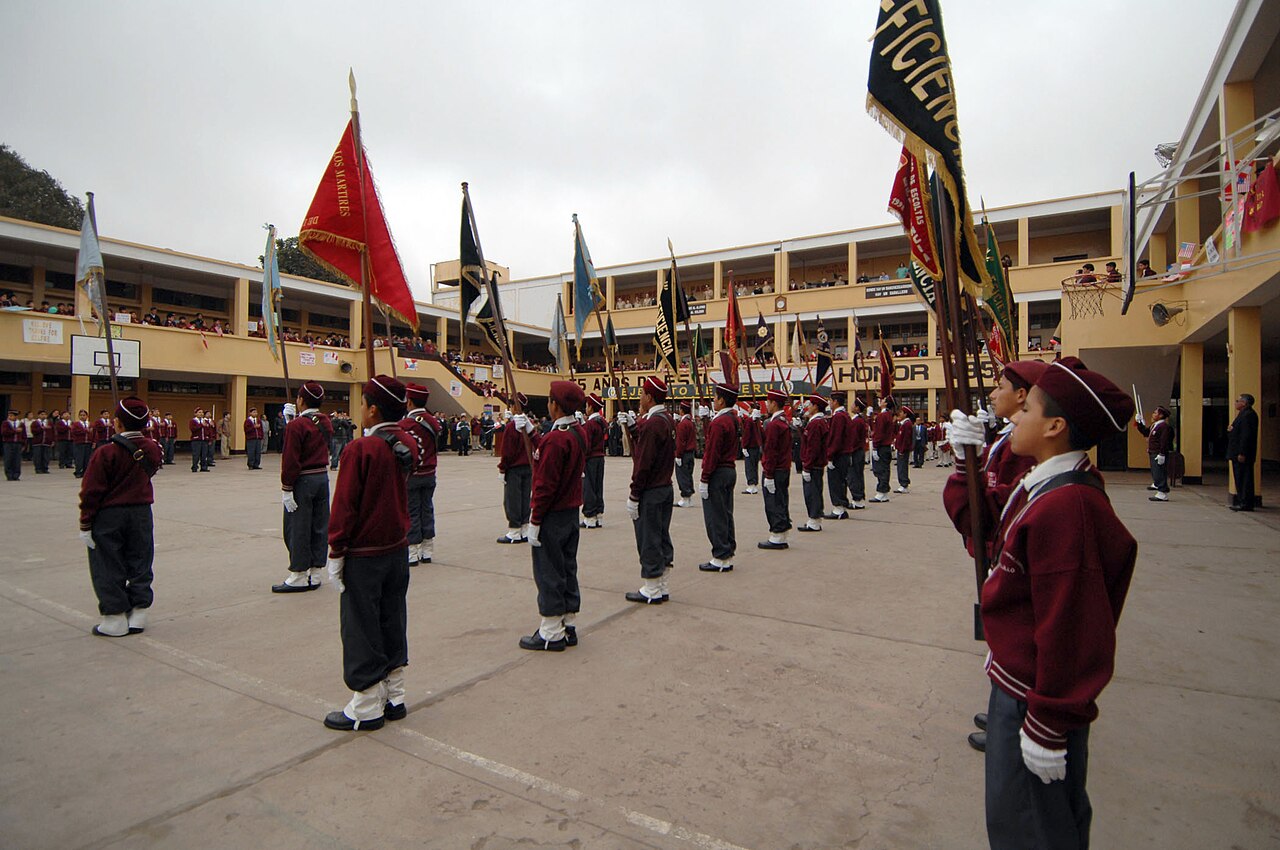Alumnos con uniforme y boina, en formación y con estandartes, en el patio de un colegio de Salaverry, en Perú (foto de archivo de 2007)