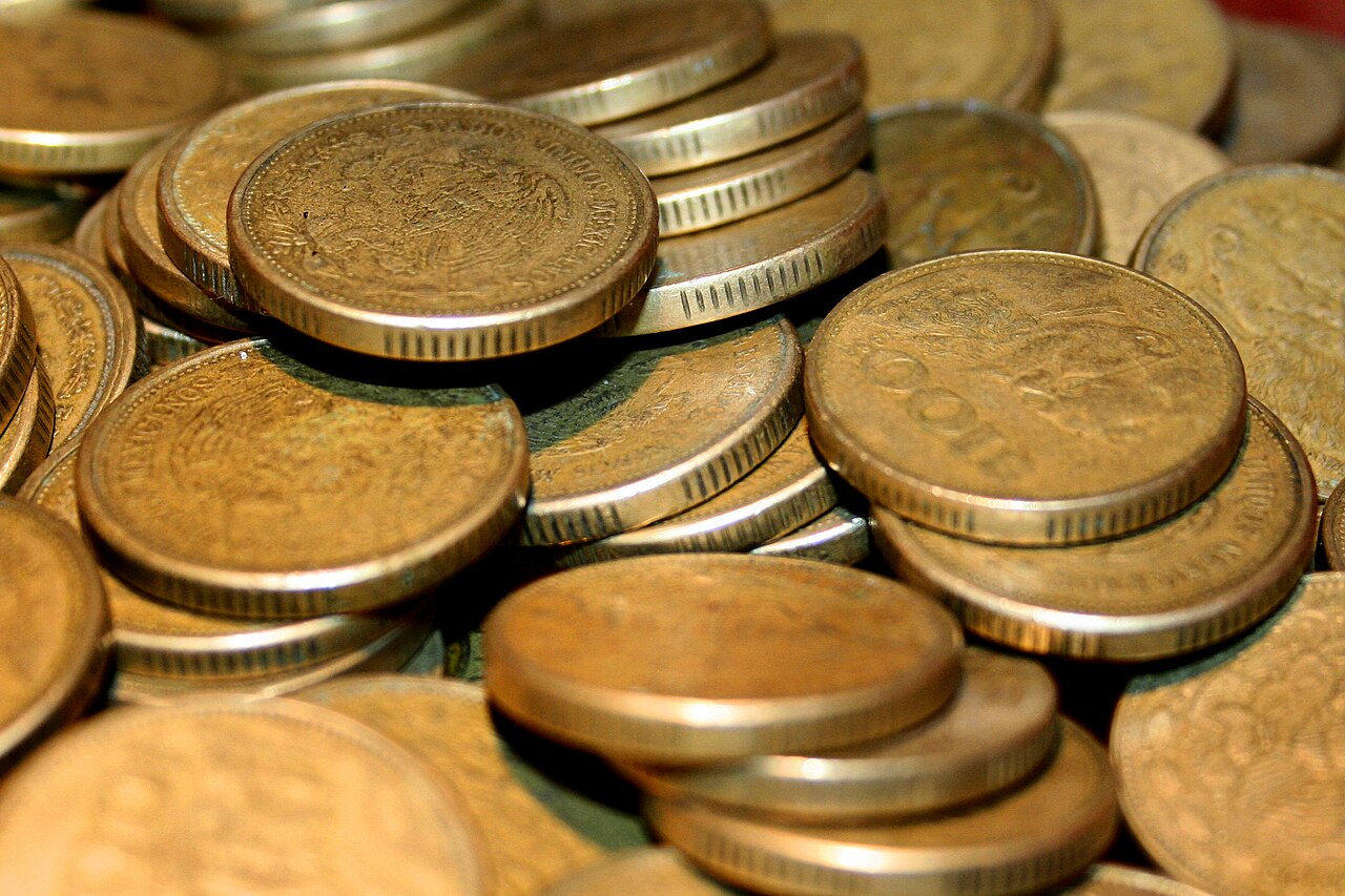 Monedas de pesos mexicanos amontonadas, en primer plano (imagen de archivo)