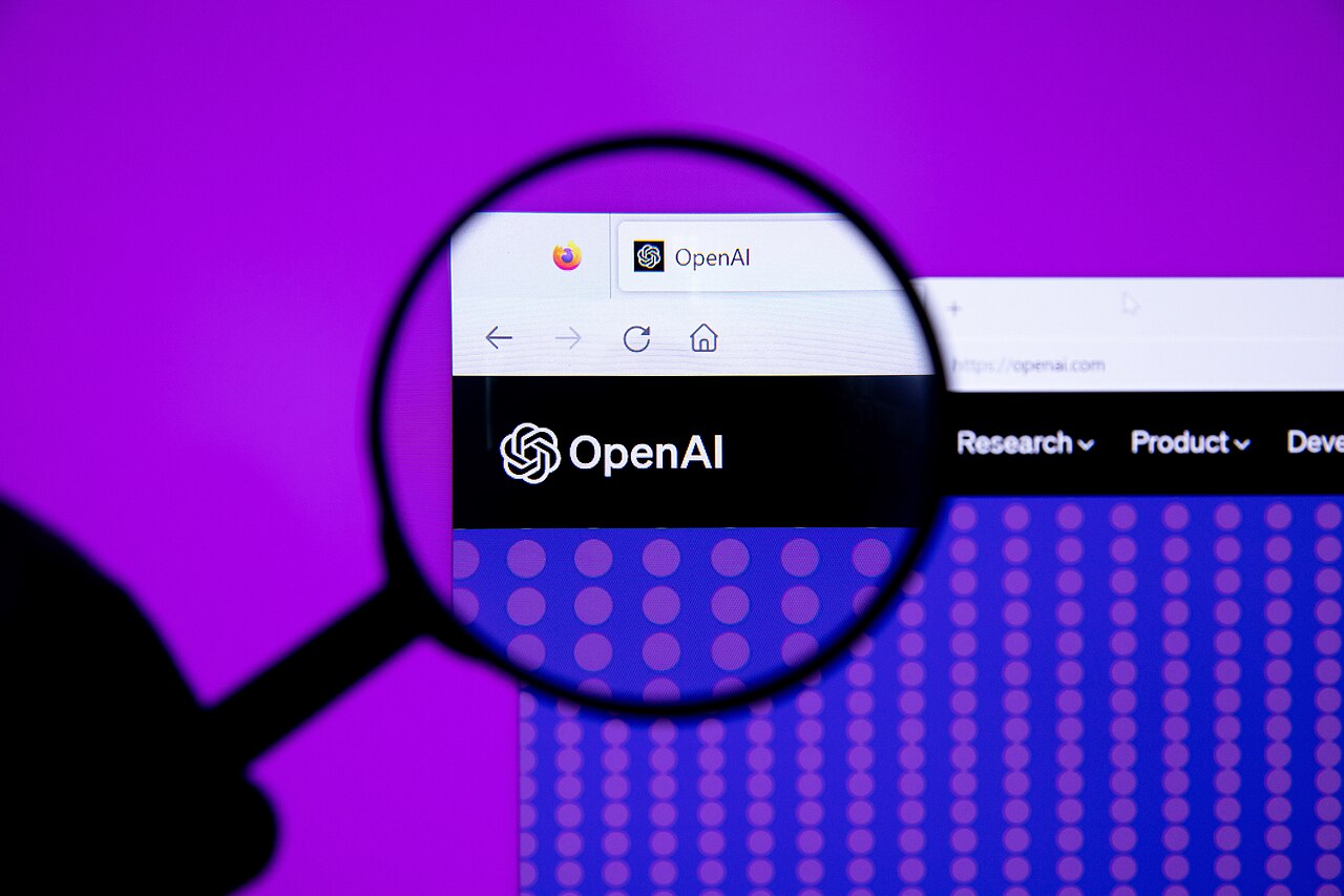 Una lupa sobre la página web de OpenAI abierta en un navegador