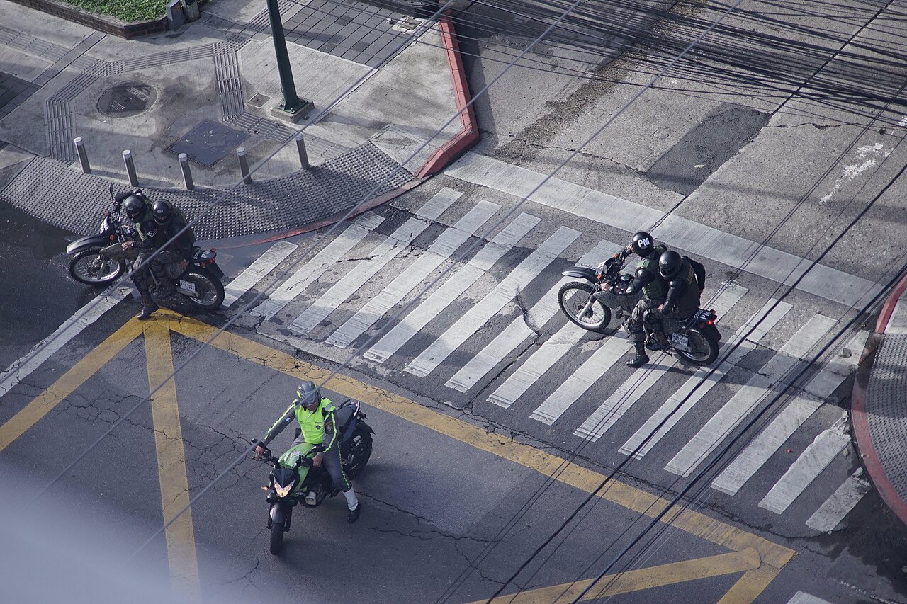 Agentes de policía en motocicleta en un cruce de calles de la Ciudad de Guatemala, vistos desde arriba