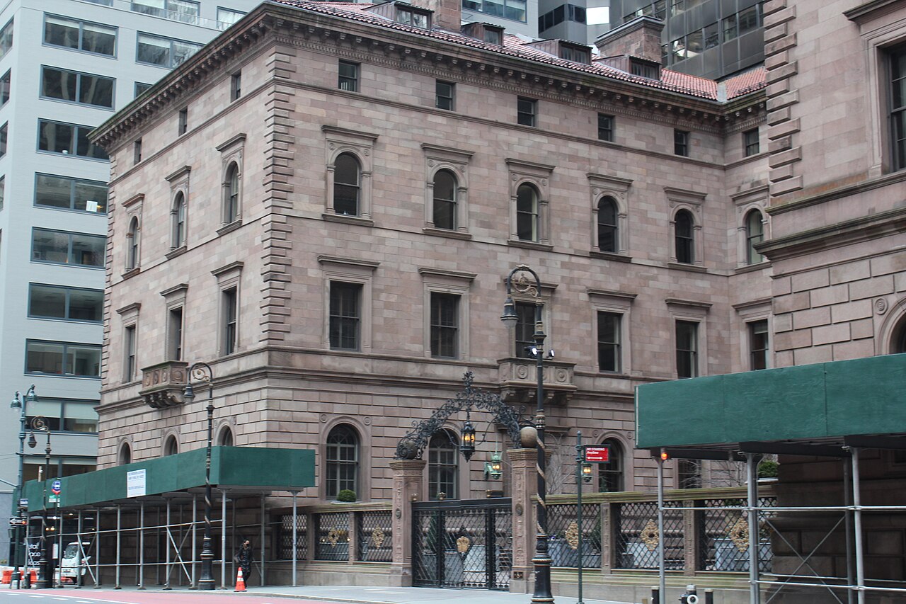 Fachada de las Villard Houses, en la base del hotel Lotte New York Palace, en Manhattan, Nueva York.