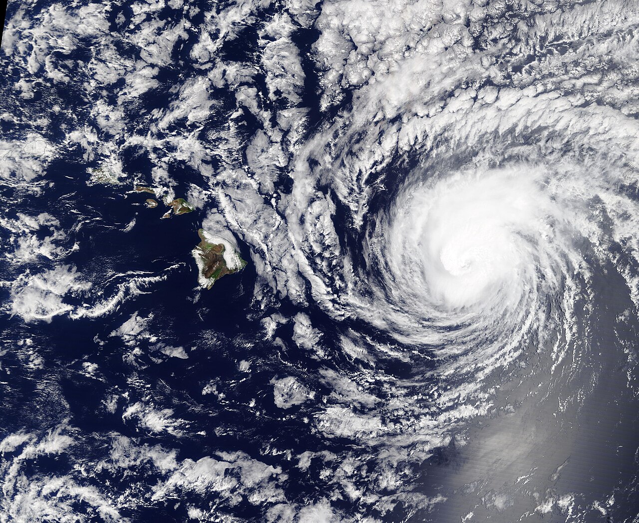 Imagen satelital de archivo de un huracán en el Pacífico oriental acercándose a la costa de México