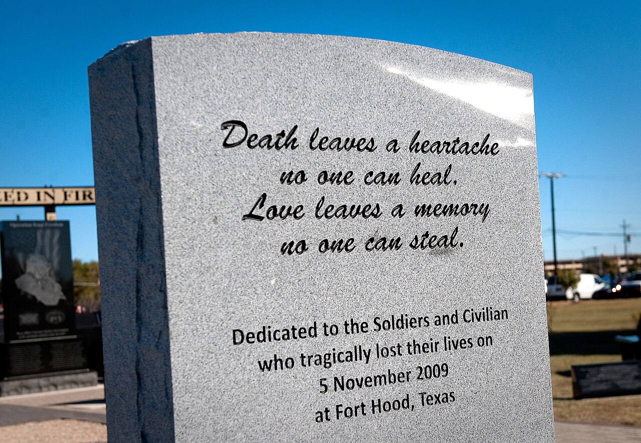 Piedra conmemorativa en Fort Hood, Texas, dedicada a los soldados y civiles que murieron el 5 de noviembre de 2009, con una inscripción en memoria de las víctimas (imagen de archivo de 2010)