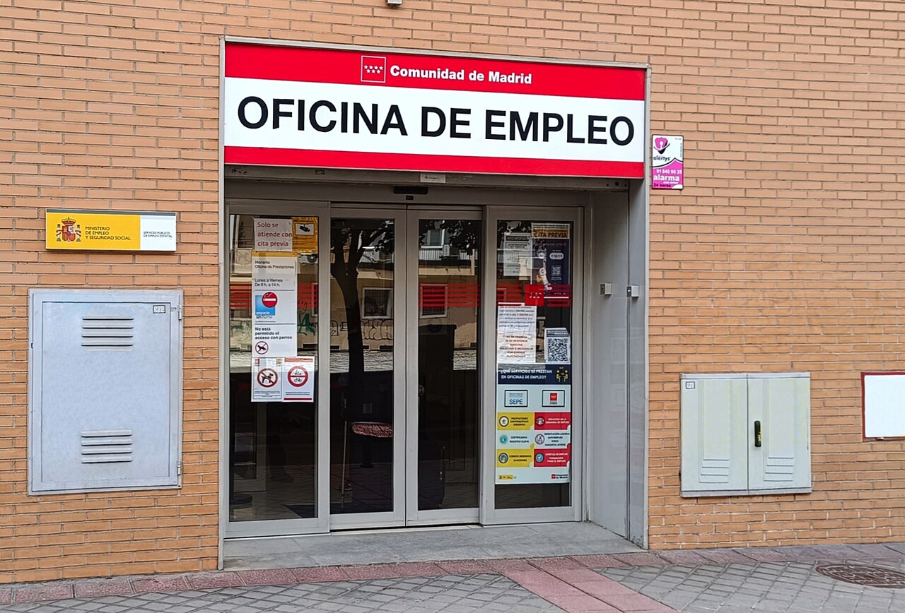 Fachada de una oficina de empleo conjunta de la Comunidad de Madrid y el Servicio Público de Empleo Estatal (SEPE) en Madrid