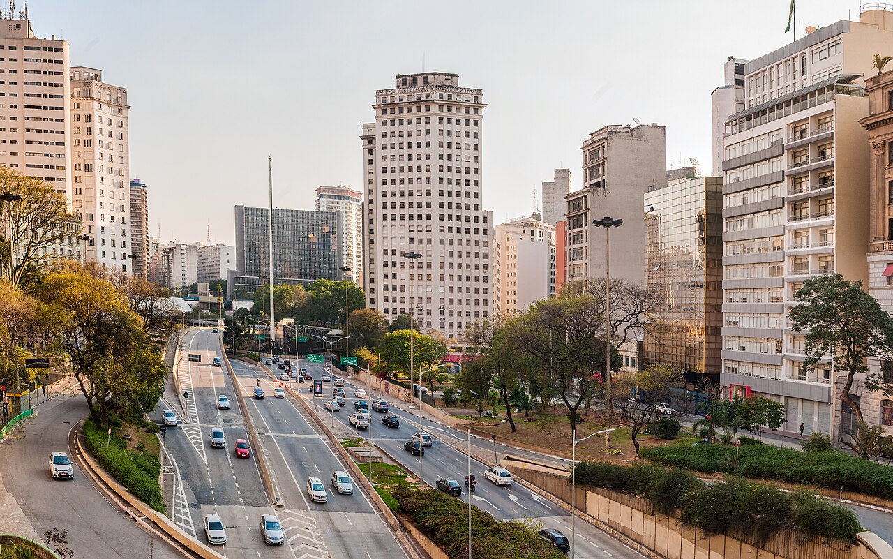 Avenida de varios carriles que desemboca en el centro de São Paulo, con edificios de oficinas y viviendas al fondo
