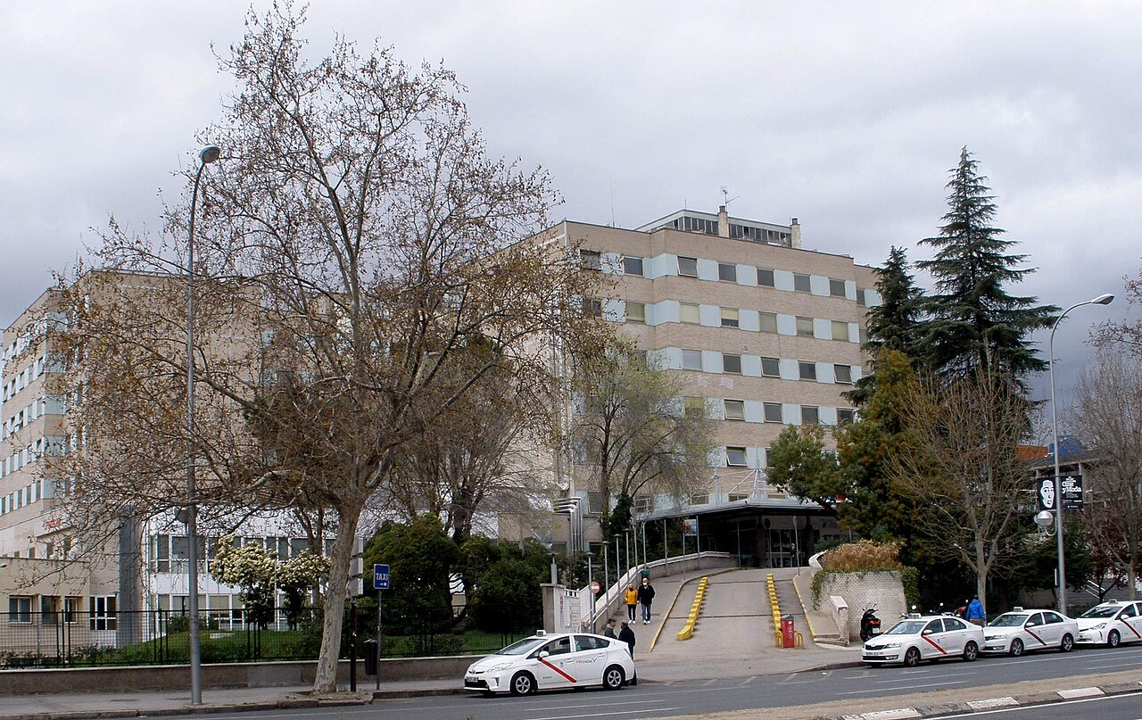 Edificio del hospital Gregorio Marañón de Madrid visto desde la calle, con varios taxis aparcados junto a la acera