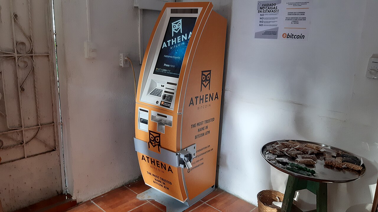 Cajero automático de bitcoin de la marca Athena en un local de El Zonte, El Salvador (imagen de archivo de 2021)