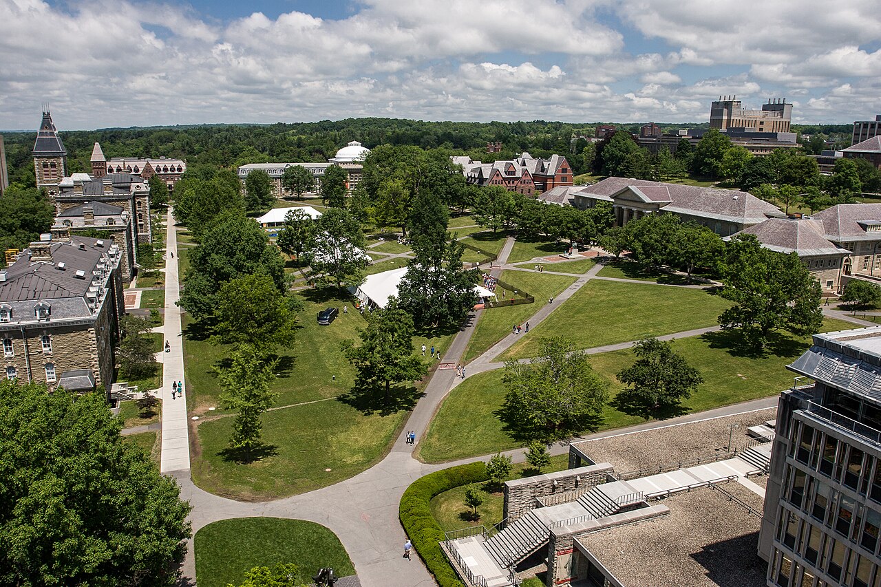 Vista general del Arts Quad de la Universidad Cornell, con edificios del campus en Ithaca, Nueva York