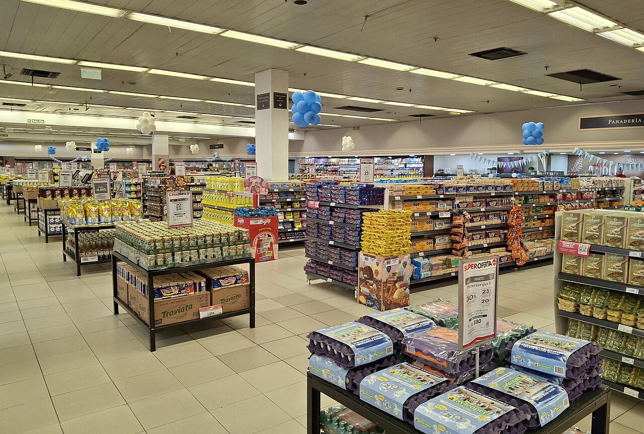 Pasillos de un supermercado de la provincia de Buenos Aires con estanterías de alimentos envasados y cajas de huevos en primer plano