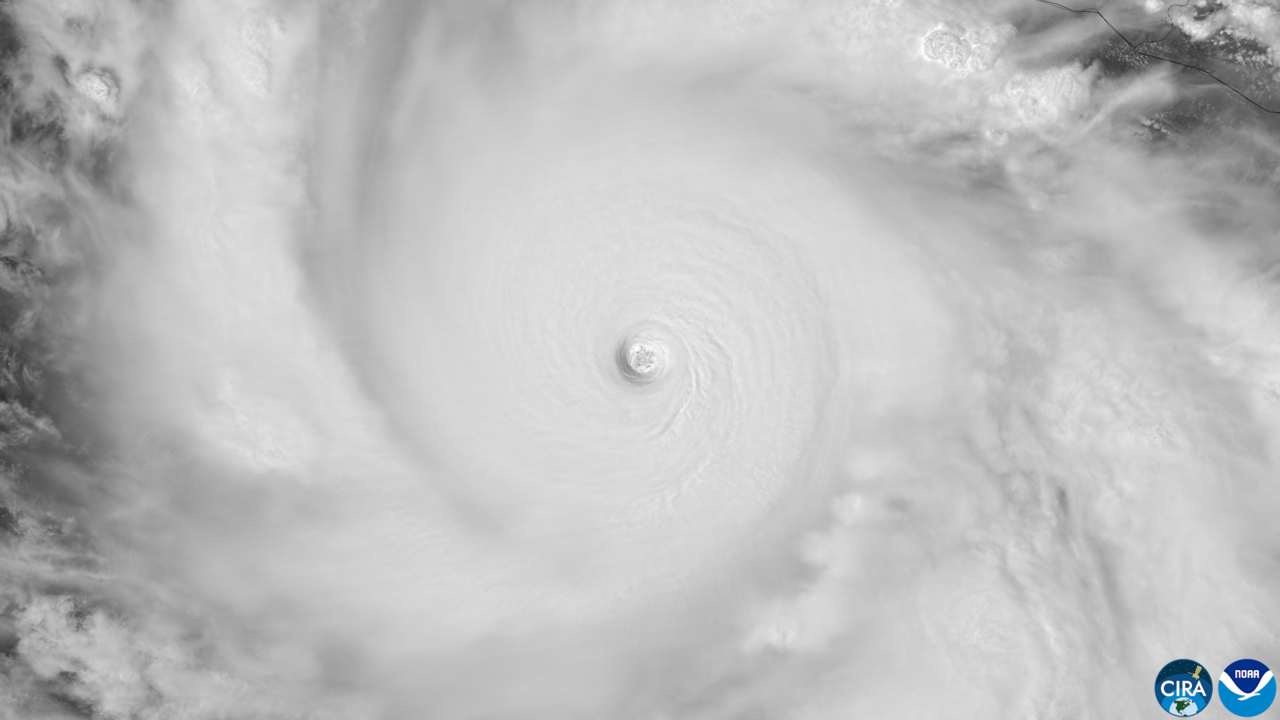 Imagen satelital en escala de grises del huracán Polo, con un ojo pequeño y bien definido, captada el 22 de septiembre de 2026 por el satélite NOAA-20 (CIRA/NOAA).