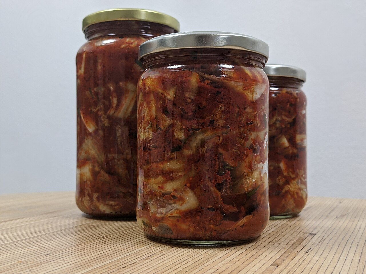 Kimchi, un alimento fermentado, dentro de un frasco de vidrio