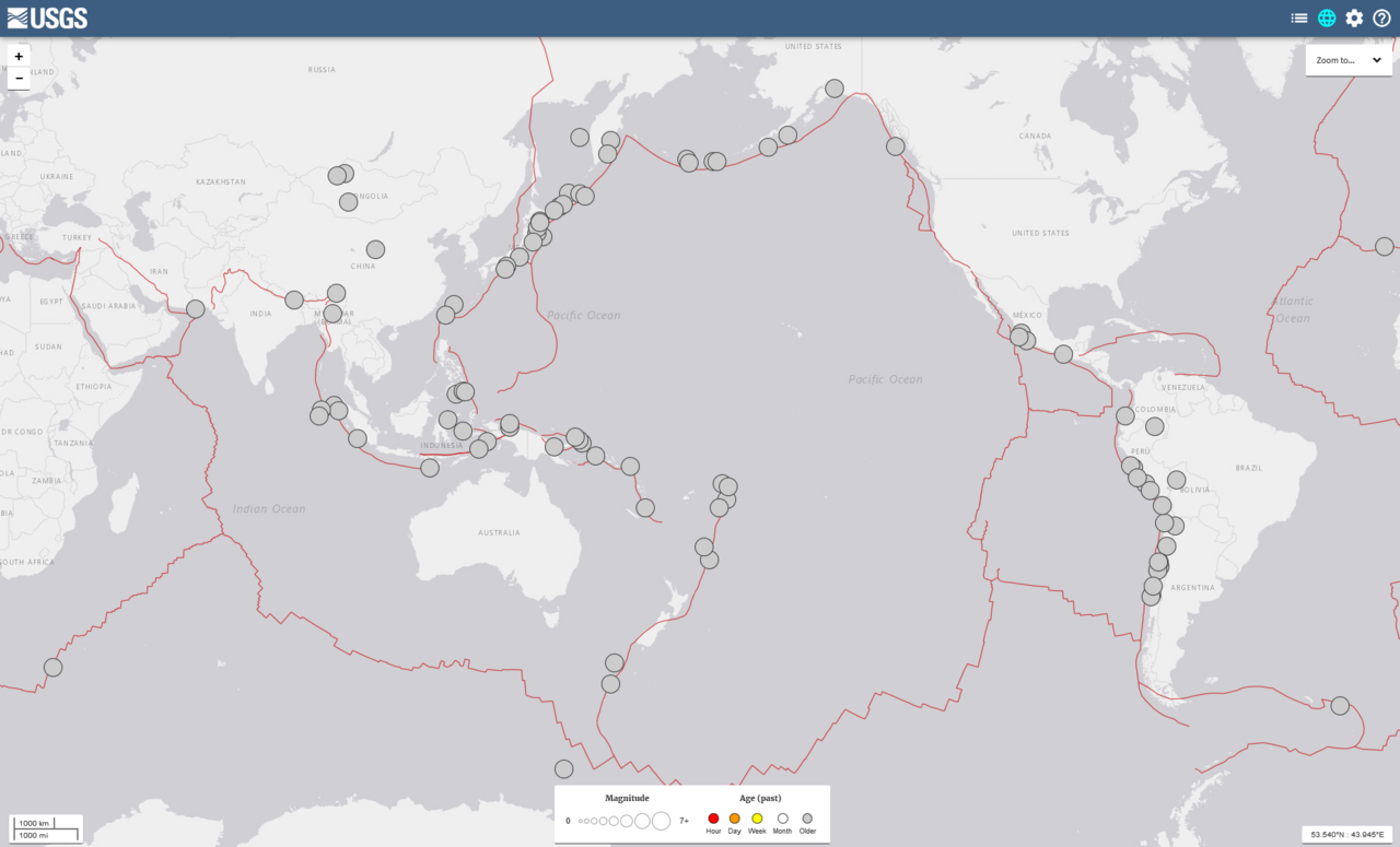 Mapa del Servicio Geológico de Estados Unidos con los límites de las placas tectónicas y los terremotos de magnitud 8 o mayor desde 1900, concentrados alrededor del océano Pacífico