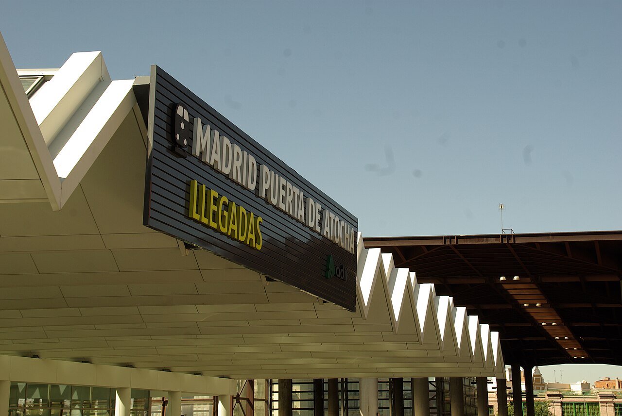 Rótulo de llegadas de la estación de Madrid Puerta de Atocha con el logotipo de Adif, imagen de archivo