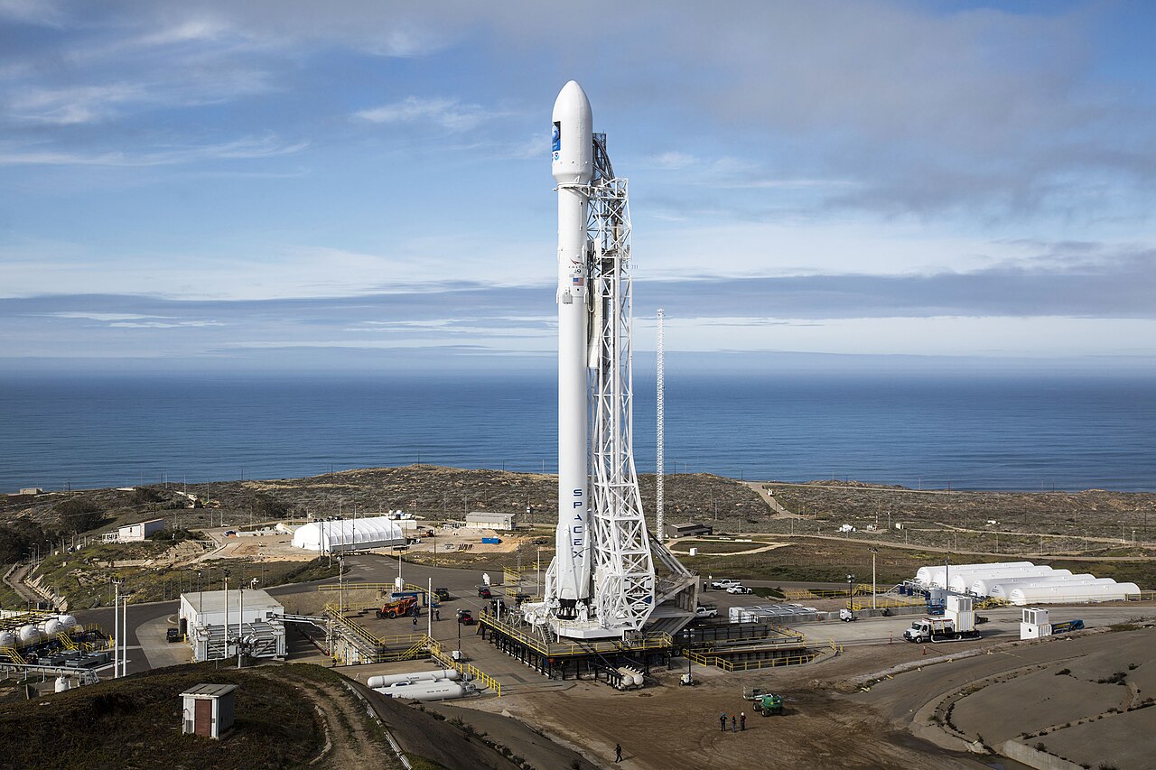 Un cohete Falcon 9 de SpaceX en la plataforma de lanzamiento de la Base de la Fuerza Espacial de Vandenberg, California, el mismo complejo desde donde despegó el satélite del Proyecto Suncatcher de Google