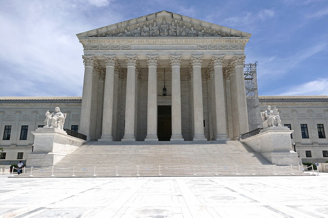 Fachada del edificio de la Corte Suprema de Estados Unidos en Washington D. C., con la inscripción «Equal Justice Under Law».