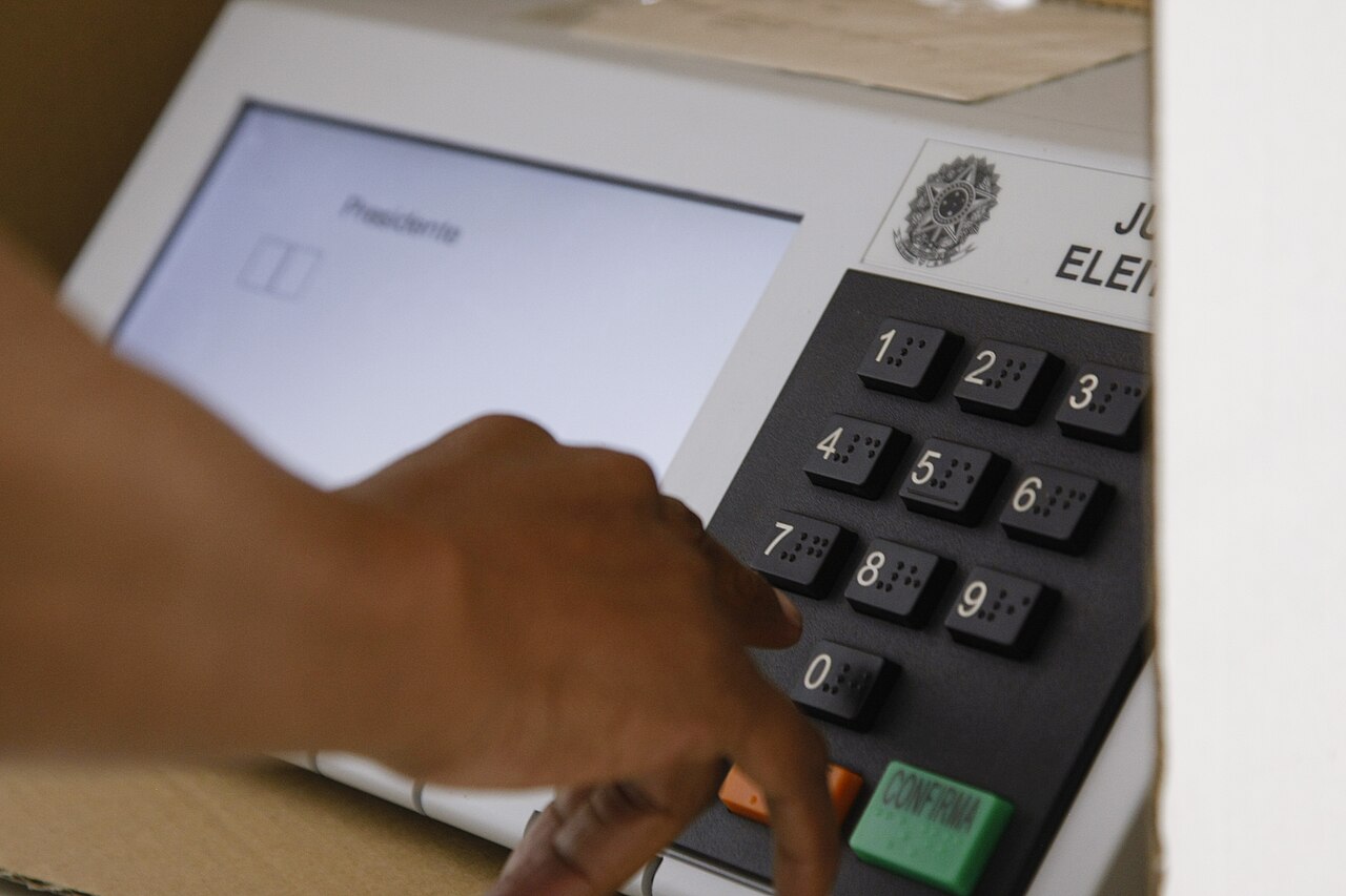 Una mano marca un número en el teclado de la urna electrónica brasileña, con la pantalla en la opción de presidente (imagen de archivo)