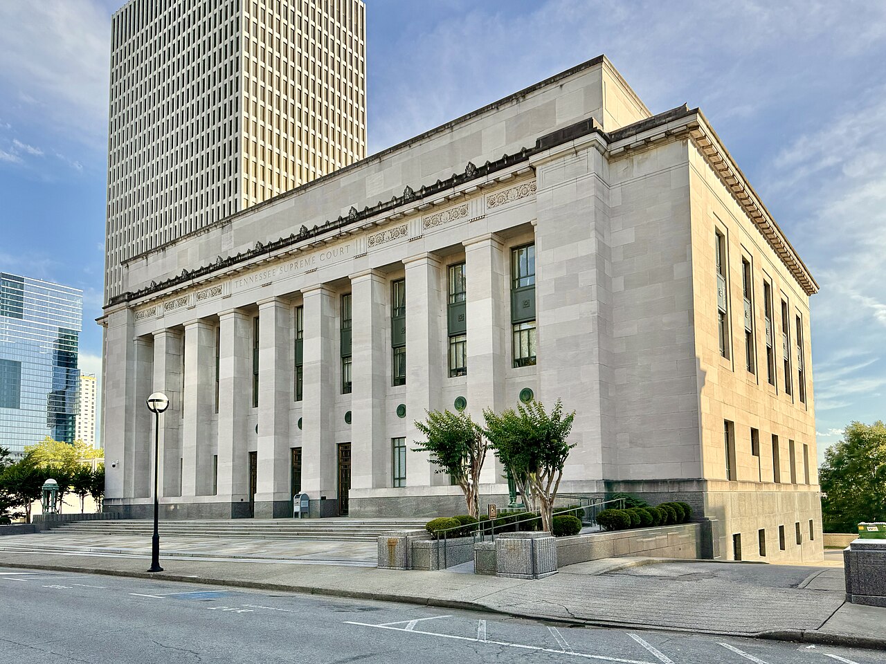 Fachada del edificio de la Corte Suprema de Tennessee en Nashville, con la inscripción 'Tennessee Supreme Court' sobre las columnas
