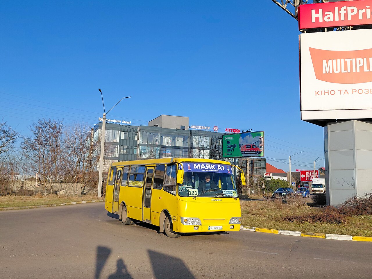Minibús de línea amarillo circulando por una calle de Odesa, en Ucrania (imagen de archivo de 2026; no corresponde al lugar del ataque)