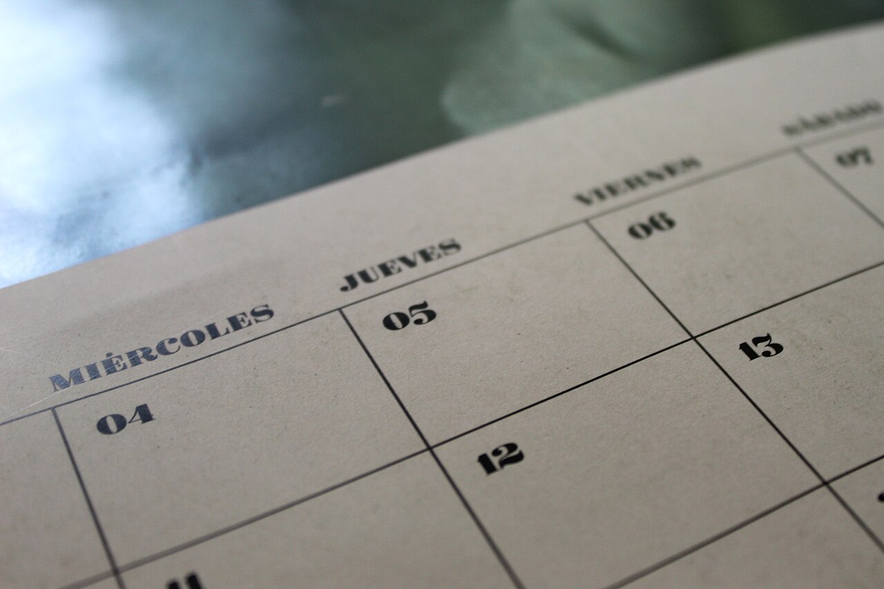 Primer plano de un calendario de papel en español, con las columnas de miércoles, jueves y viernes y los números de los días