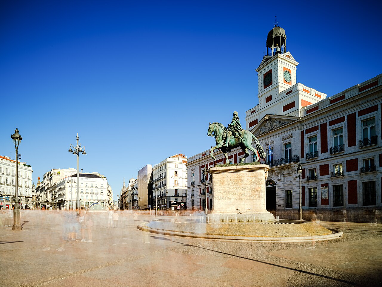 La estatua ecuestre de Carlos III y el edificio de la Real Casa de Correos en la Puerta del Sol de Madrid