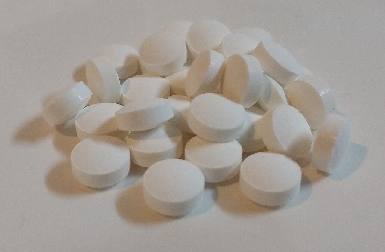 Un montón de pastillas blancas de zinc sobre una superficie lisa