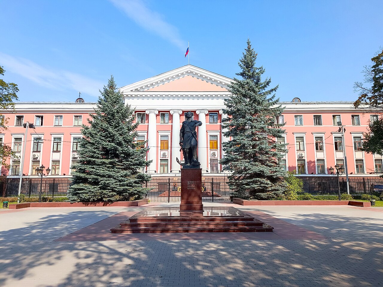 Sede de la Flota del Báltico rusa en Kaliningrado, con la bandera de Rusia y una estatua de Pedro el Grande frente al edificio.