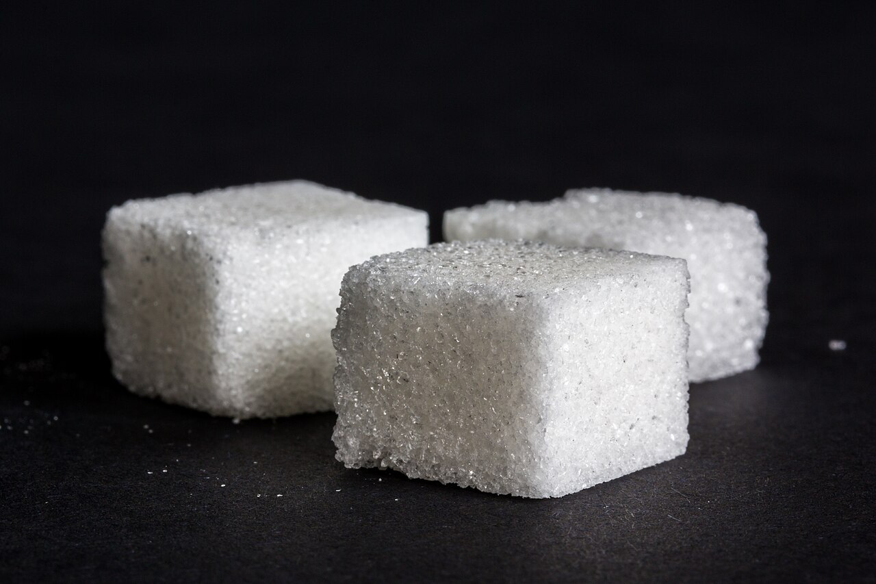 Tres terrones de azúcar sobre un fondo negro