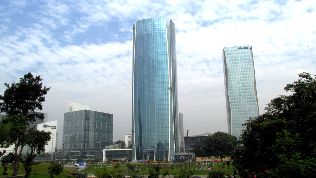 Torres de vidrio del centro financiero de San Isidro, en Lima, bajo un cielo parcialmente nublado (imagen de archivo)