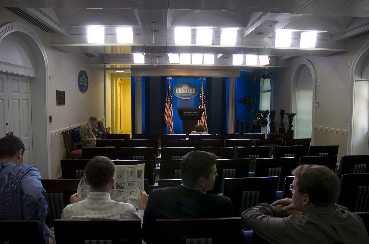Periodistas esperan en la sala de prensa James S. Brady de la Casa Blanca