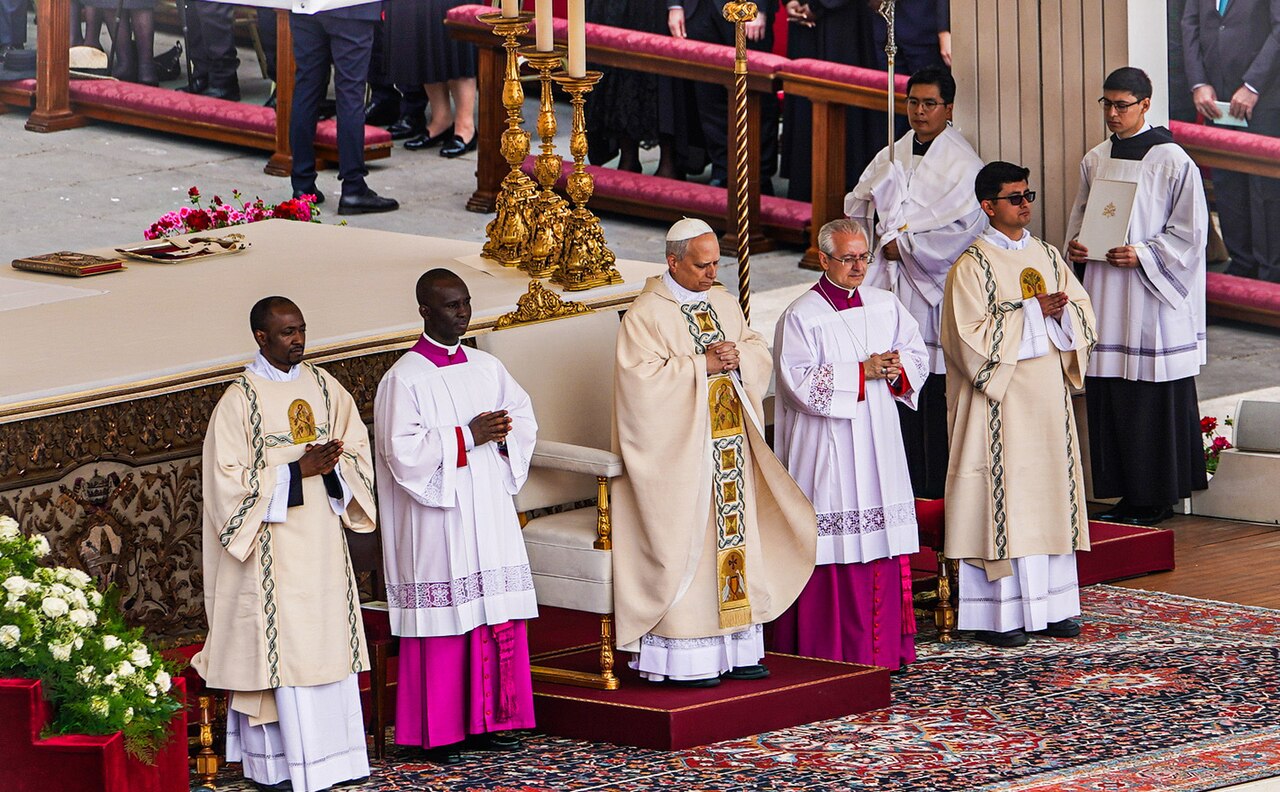 El papa León XIV, con casulla y solideo, de pie y rodeado de otros miembros del clero durante la misa de inicio de su pontificado, el 18 de mayo de 2025 (foto de archivo)