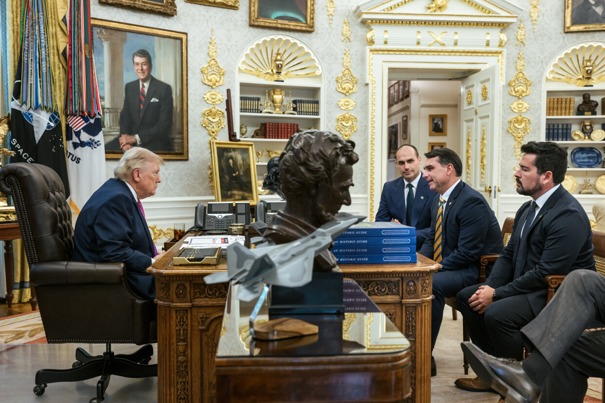 Imagen de archivo del 26 de mayo de 2026: el presidente Donald Trump recibe en el Despacho Oval de la Casa Blanca a Flávio Bolsonaro, a su hermano Eduardo y a Paulo Figueiredo